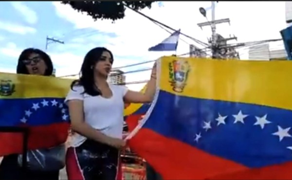 Venezolanos en Honduras piden abrir fronteras y ayuda humanitaria en su país