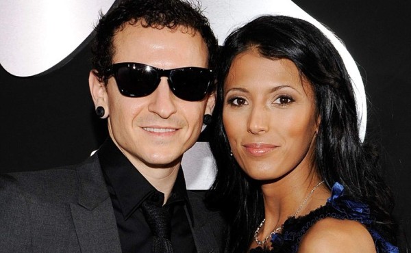 Hackean Twitter de esposa de Chester horas después de su muerte