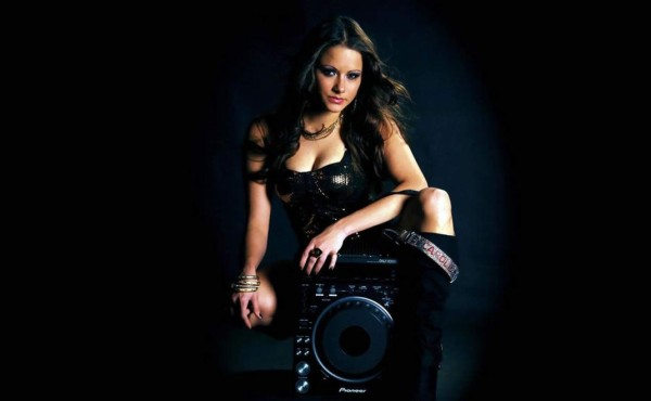 Carolina Zavala, la DJ hondureña que rompe barreras