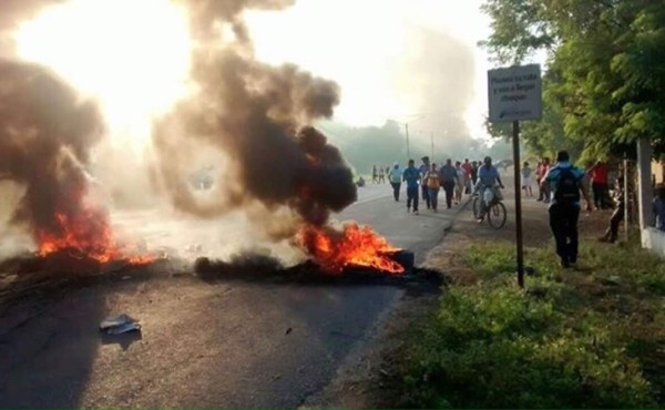 Un grupo de indignados bloqueó la carretera en el sector de Baracoa, Cortés.
