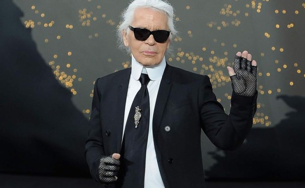 Chanel rinde un sentido homenaje a Karl Lagerfeld en su desfile en París