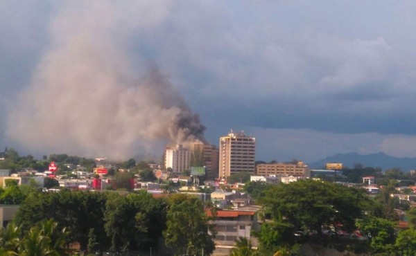 Incendio consume torre de ministerio de Hacienda en El Salvador  
