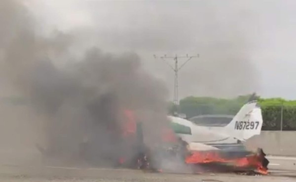 Avión se estrella en una autopista en California