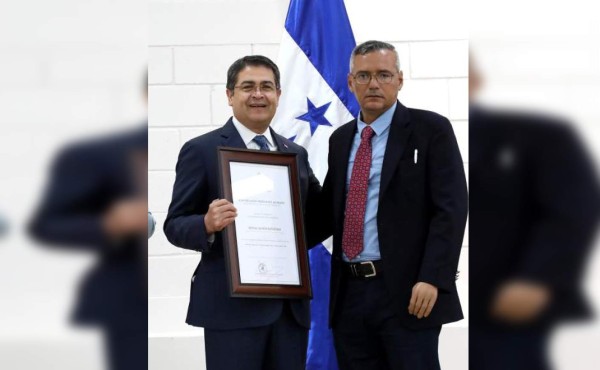 JOH reconoce méritos a 19 docentes en Día del Maestro