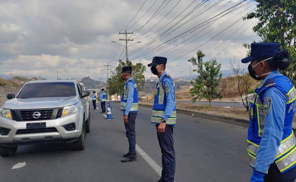 Policía analiza suspender norma de circulación por placas vehiculares