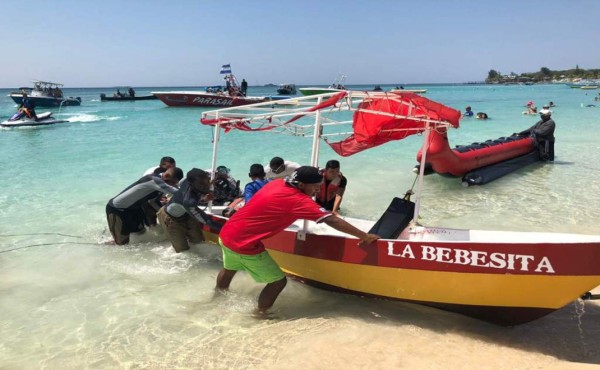 Rescatan a seis extranjeros tras hundimiento de lancha en Roatán