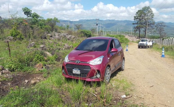 Este es el automóvil en que estaría la fémina asesinada.