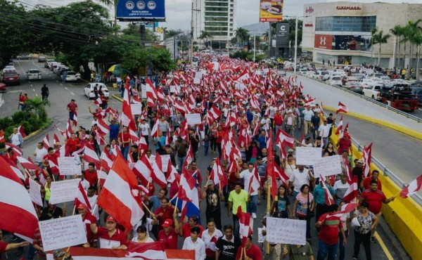 Militantes de partidos políticos de oposición realizan marcha por la dignidad en San Pedro Sula