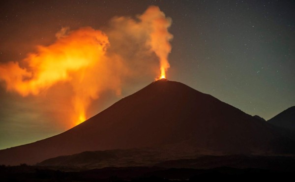 Volcán Pacaya de Guatemala aumenta su actividad con explosiones de 300 metros