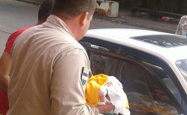 Mujer no logra llegar al hospital y pare dentro de taxi en La Ceiba