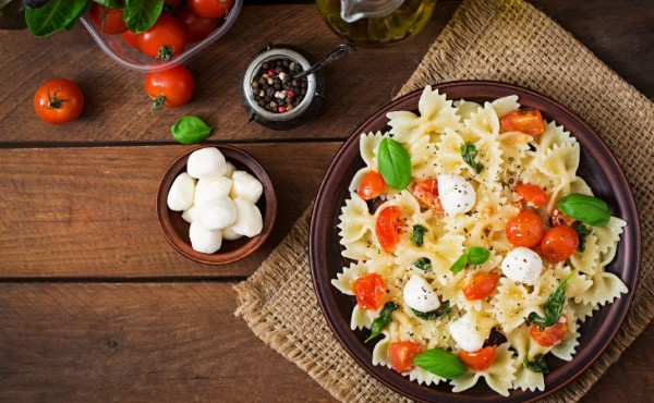 Ensalada de farfalle con tomate, mozzarella y albahaca