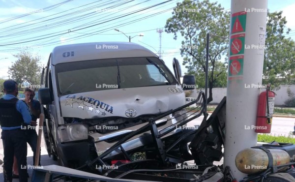 Pánico en gasolinera de San Pedro Sula tras choque de rapidito en bomba de servicio