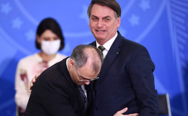 Bolsonaro hospitalizado para examinar su hipo persistente