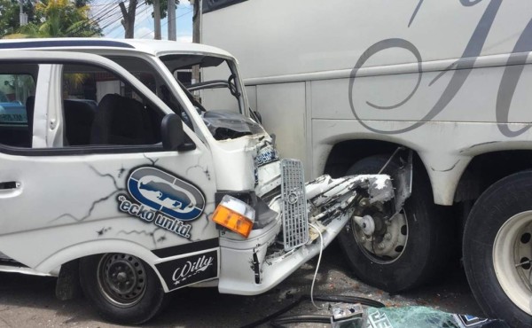Siete heridos en choque entre rapidito y bus interurbano