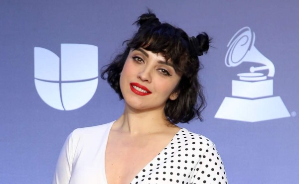 Instagram censura hashtag del desnudo de Mon Laferte en los Grammy Latinos
