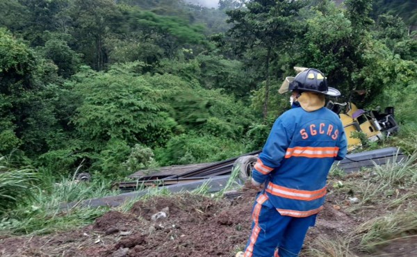 Accidente entre conductor de rastra y repartidor de periódicos deja un muerto