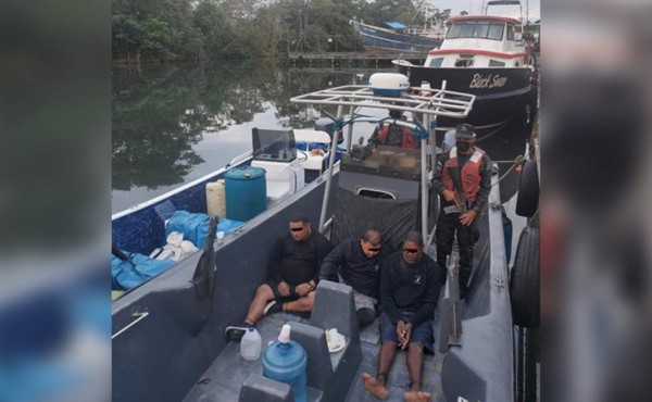 Aseguran embarcaciones sospechosas de llevar droga en Islas de la Bahía y Gracias a Dios