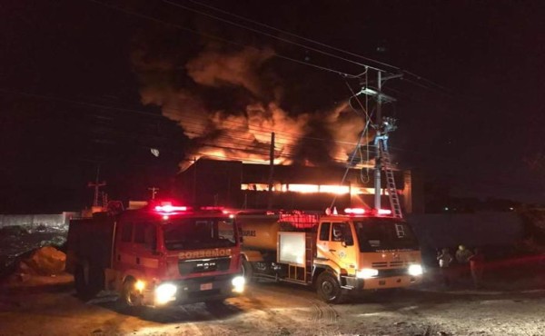 Incendio consume fábrica procesadora de plástico en San Pedro Sula