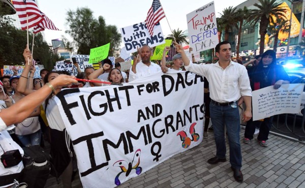 California demanda a Trump por eliminar DACA