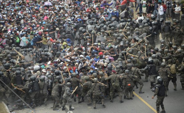 Policía de Guatemala hace retroceder a caravana migrante con gas lacrimógeno
