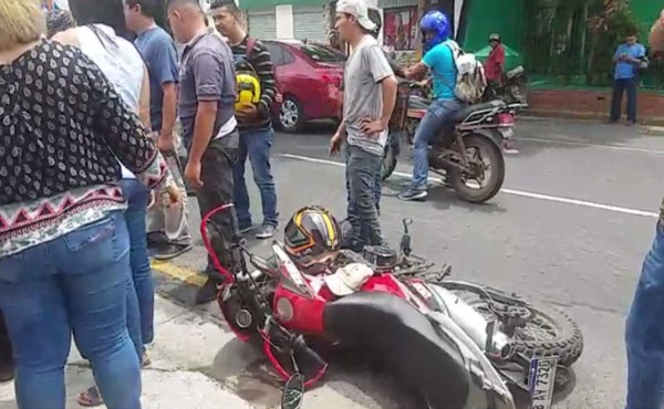 Motociclista sufre accidente en el barrio Guamilito de San Pedro Sula