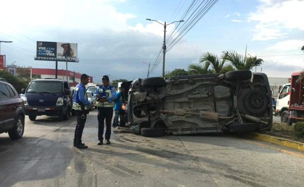 Múltiple colisión en el bulevar del este de San Pedro Sula deja un herido