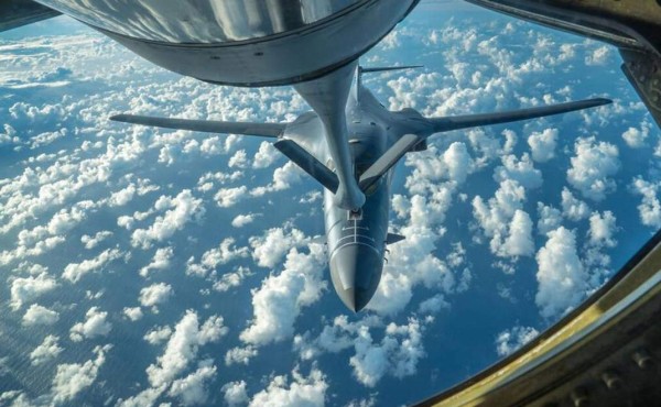 Bombarderos supersónicos de USA sobrevolaron península de Corea