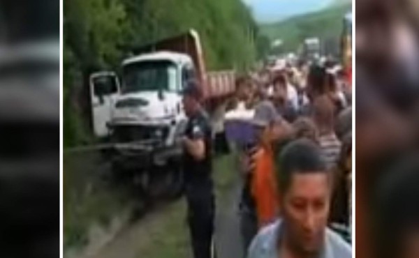 Tres muertos deja choque de volqueta con patrulla policial