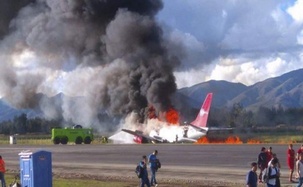 Un avión se incendia al aterrizar en aeropuerto de Perú
