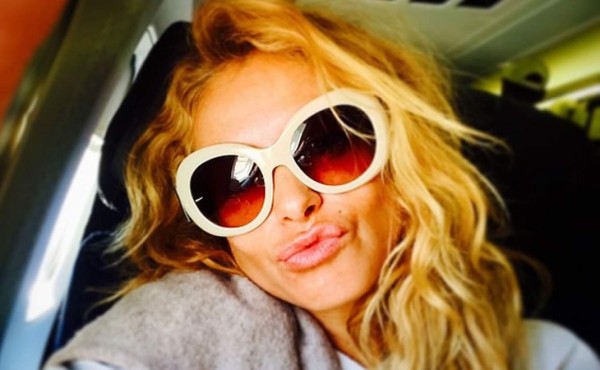 Paulina Rubio le saca el dedo a Trump