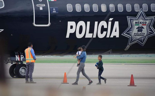 México deporta a 129 migrantes hondureños que harán cuarentena por COVID-19