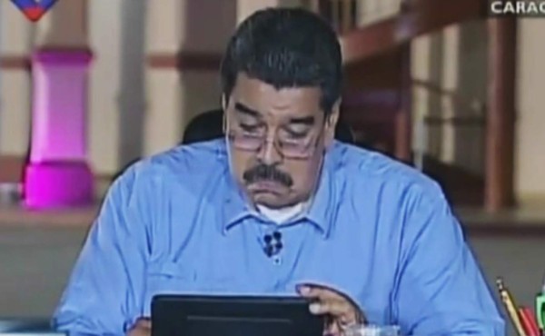 Nicolás Maduro lee al aire un tuit donde lo insultan