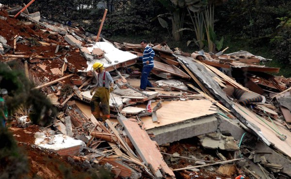 Ascienden a cinco los muertos por el derrumbe de un edificio en Colombia