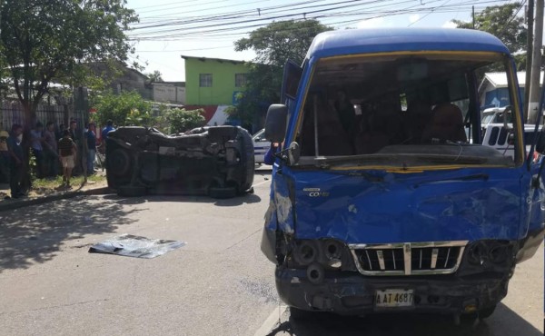 Cinco heridos deja choque entre bus y camioneta en San Pedro Sula