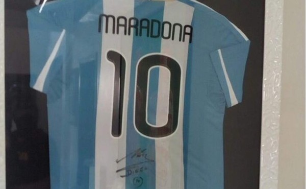 Narcos tenían hasta camiseta autografiada de Maradona