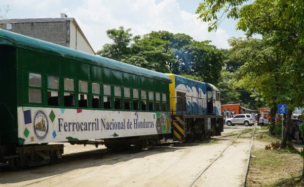 Recorrer el tren del Ferrocarril en Feria Juniana, una linda experiencia