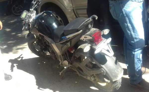 Motocicleta encontrada en poder de Alvarenga Flores durante un allanamiento de morada en el barrio Los Mangos en Yusguare, Choluteca.