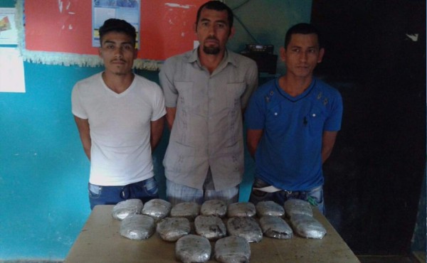 Detienen a labradores con 15 paquetes de supuesta Marihuana