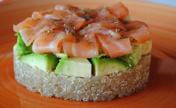 Quinoa con salmón y aguacate