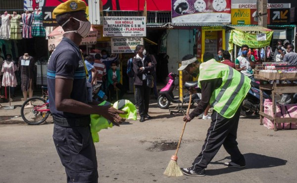 Madagascar obliga a barrer las calles a quienes salen sin mascarilla