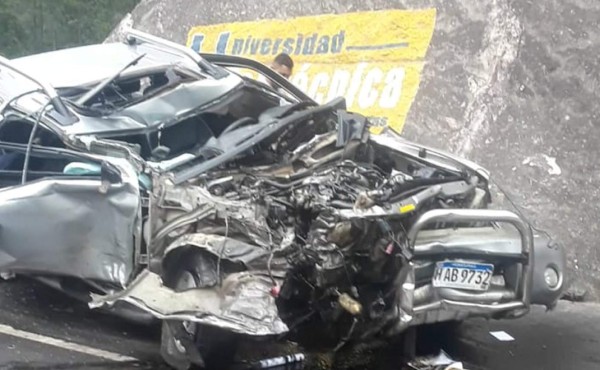 El vehículo pick up quedó totalmente destruído tras el impacto con la rastra.