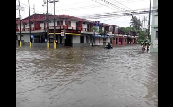 Fuertes lluvias inundan principales calles de Puerto Cortés