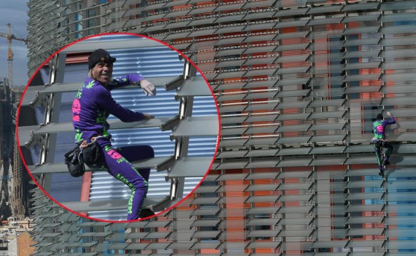 'Spiderman' francés trepa una torre de Barcelona por el Coronavirus y lo arrestan