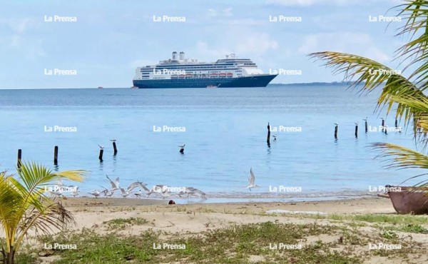 Miles de turistas llegan a Trujillo a bordo del lujoso Rotterdam   