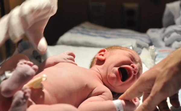 EUA da bienvenida a primer bebé gestado en útero trasplantado