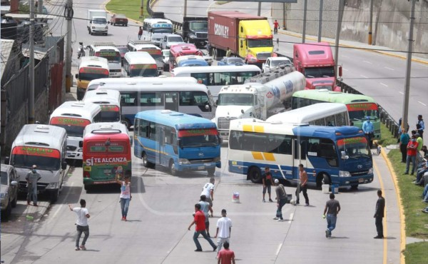 Transportistas continúan parcialmente las tomas de carreteras en Honduras