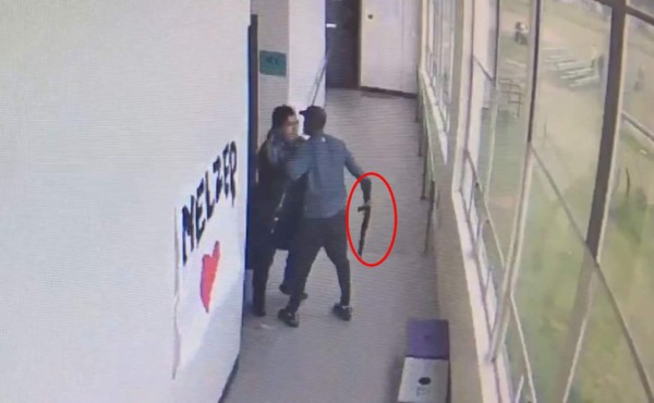 VIDEO: Maestro desarma y abraza a estudiante que pretendía realizar un tiroteo