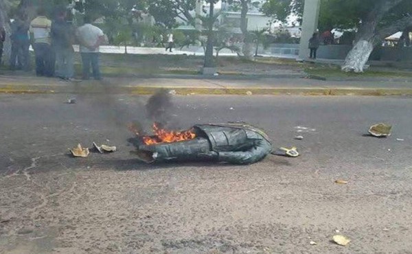 Videos muestran destrucción de estatua de Chávez en protestas