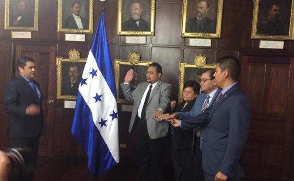 Presidente de Honduras juramenta a comisión de depuración