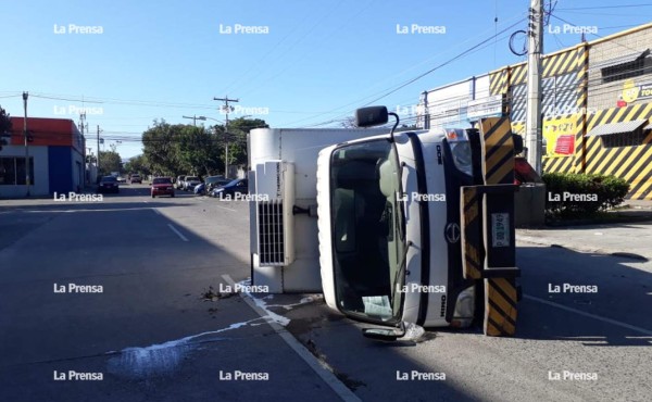 Se accidentan camión repartidor y 'pick-up' en San Pedro Sula